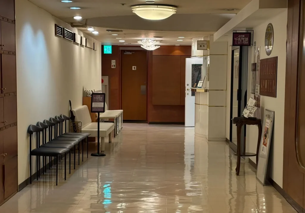 占いの城 千夜物語　お店通路